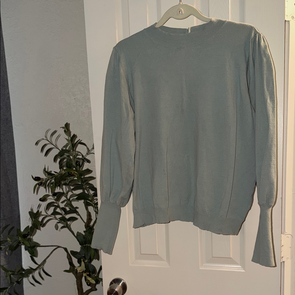 Elegant Women's Gray Crew Neck Sweater